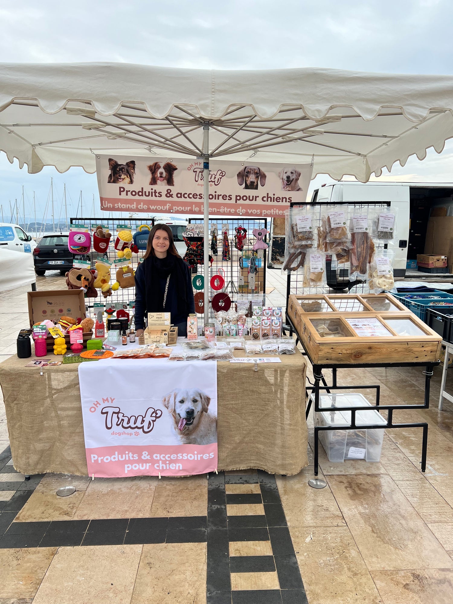 un stand de marché à La Ciotat vendant des produits et accessoires pour chiens